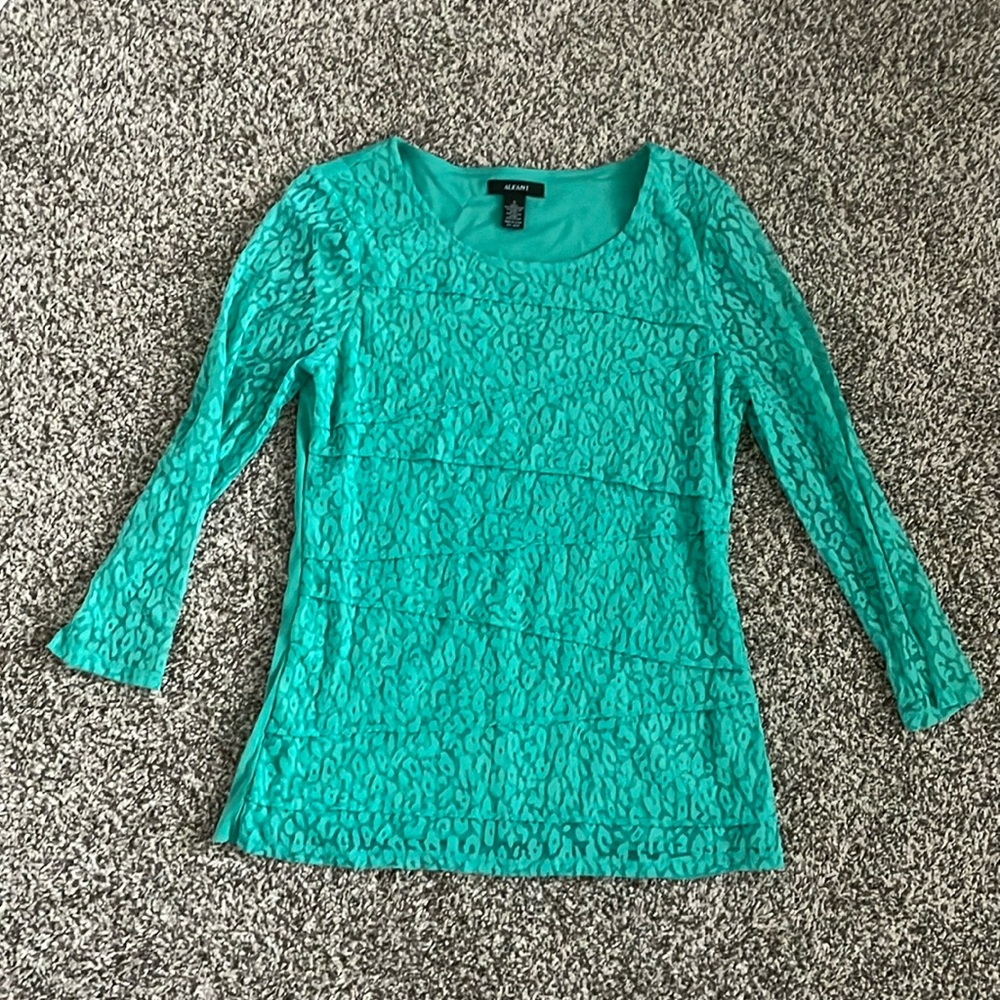 Size S mesh sleeve top never worn animal print